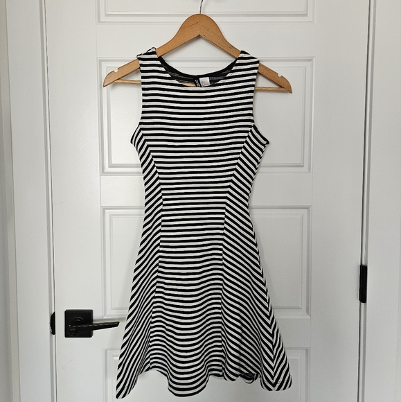 Black and white stripped dress - Picture 2 of 2